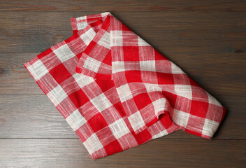 Poster - Crumpled tablecloth with checkered pattern on wooden table, top view