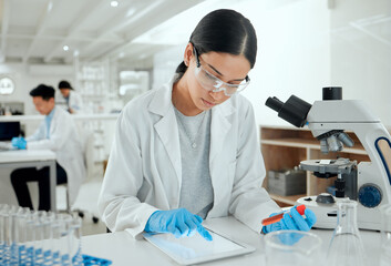 Aufkleber - Scientist, woman and test tube with tablet in lab for dna analysis, medical research or pharmaceutical trial. Pharma company, professional or blood vial for vaccine development or experiment with ppe