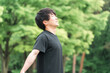 © buritora - 深呼吸するスポーツウェア姿の若い男性（森林浴・ストレス解消・気分転換・朝活・準備運動・日光浴）