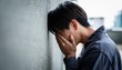 © Mdragon - 벽에 기대어 절망하고 있는 사람