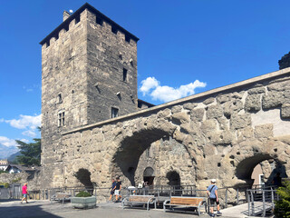 torre e mura antiche, aosta, italia, agosto 2024, ancient tower and wall, aosta, italy, august 2024