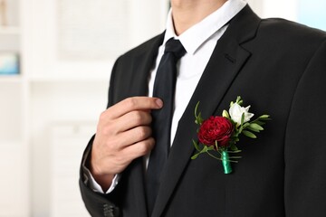 Poster - Groom in suit with stylish boutonniere indoors, closeup