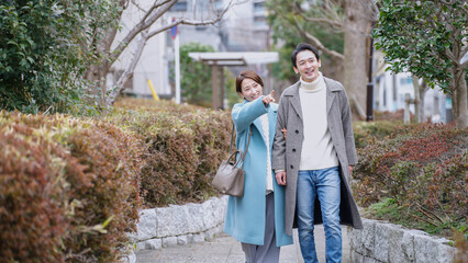 Poster - 冬に公園デートする夫婦（冬服・コート・上着）