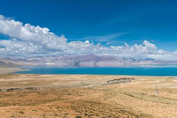 Wall Mural - The sacred Manasarovar lake with blue transparent water in the mountains of Tibet