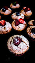 Canvas Print - Delicious cupcakes with berries and powdered sugar