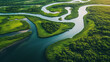 © Sawyer0 - Malownicza panorama złożona z gęstej, zielonej roślinności i wijących się koryt wodnych.
