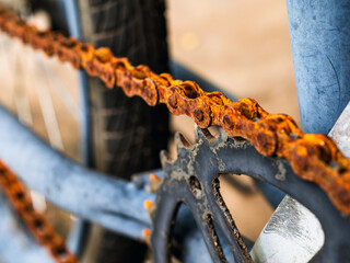 Close-up of The bicycle chain is old and rusty. rusty bicycle chain of old mini bycicle