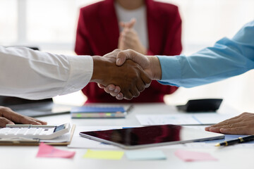 Canvas Print - Business people shake hands at a meeting to congratulate colleagues and cooperate in work.