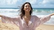 © Business Image - Fröhliche Frau genießt die Freiheit am Strand – Sommerferienstimmung für Drucke und Poster