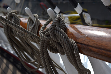 Saint-Malo - à bord d'un ancien voilier, cordages