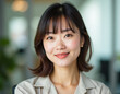 © Jir - 笑顔でこちらを見る若いビジネスウーマン 上半身ポートレート Young businesswoman looking at me with a smile Upper body portrait