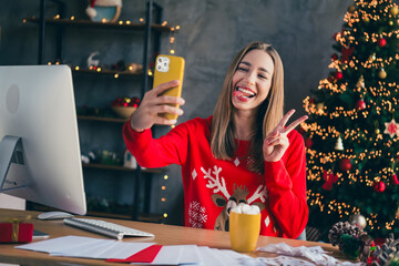 Canvas Print - Photo of lovely cheerful girl work selfie photo v-sign playful dressed christmas garment tradition atmosphere decor vibe house indoors room