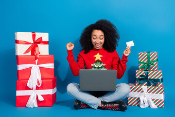 Poster - Full length photo of young lady pile gifts netbook credit card winning dressed red christmas garment celebrate holidays on blue background