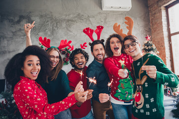 Canvas Print - Photo of nice young people team employees celebration bengal light enjoy cozy christmas decoration interior office indoors corporate party