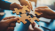 © CSRRDRGZ - manos de personas de empleados armando las piezas de un rompecabezas concepto de union y estrategias de negocios cooperacion y apoyo en el trabajo en equipo