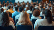 © Sawyer0 - Grupa ludzi słuchających prezentacji w nowoczesnej sali konferencyjnej.