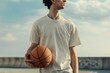 © Fotograf - A person grasping a basketball, potential for sport or fitness themes