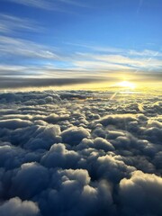 amanecer en el cielo con nubes esponjosas