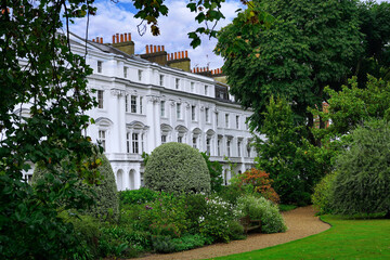 Canvas Print - Elegant old apartments or townhouses in central London, looking onto an enclosed garden