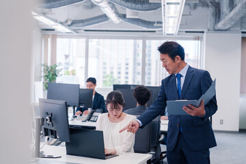 Poster - オフィスで上司から叱責をされる若い女性社員