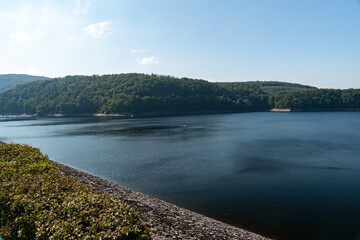 Blick auf den Rursee in der Eifel im Sommer bei schönem Wetter