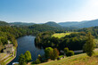 Blick auf das Tosbecken und die Rur an der Rurtalsperre Schwammenauel in der Eifel im Sommer bei schönem Wetter