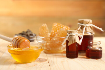 Wall Mural - Honey, tincture and honeycombs on light wooden table, closeup. Alternative medicine