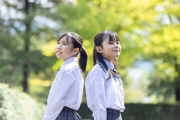 Wall Mural - 振り返って微笑む学生　Student looking back and smiling