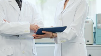 Poster - タブレットを見ながら相談する医師・研究者