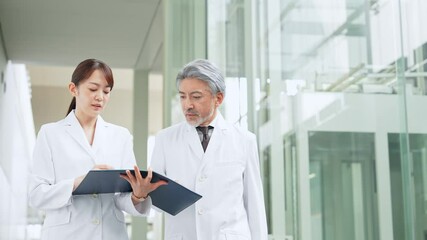 Aufkleber - 施設を歩きながら話す白衣の男女　医師　研究者
