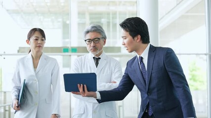 Poster - ビジネスマンから説明を受ける白衣の医師・研究者