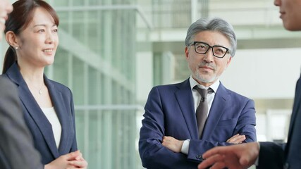 Poster - グループの中で一人で悩む男性ビジネスパーソン