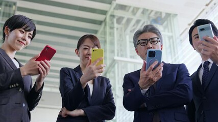 Poster - スマホを使うビジネスパーソンのグループ