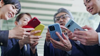 Poster - スマホを使うビジネスパーソンのグループ