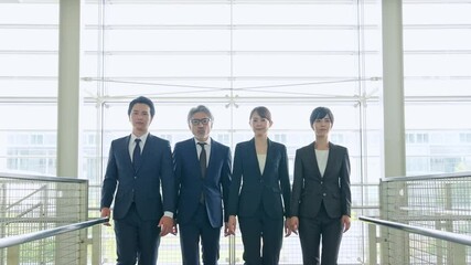 Aufkleber - ロビーを歩く幅広い世代のビジネスパーソンのグループ