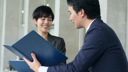 Poster - オフィスで会話するビジネスパーソン