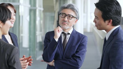 Poster - グループの議論を苦笑しながら眺める男性ビジネスパーソン
