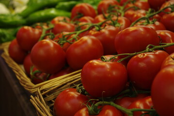 Cestas de tomates ecológicos en un mercado. Alimentación saludable