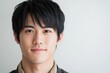 © pham - 若い男性が自然な笑顔を見せるポートレート、柔らかい光が注ぐ部屋の中にて