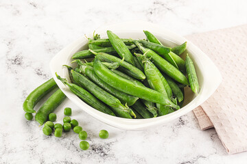 Poster - Sweet young green peas heap