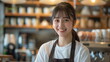 © LinksNATURE - おしゃれなカフェで働く若い日本人の女性