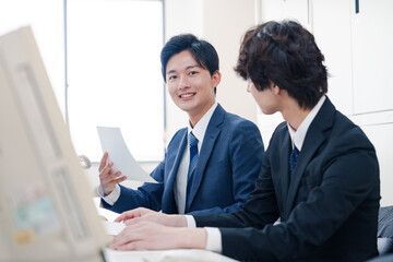 Canvas Print - オフィスで議論をする2人の男性ビジネスマン