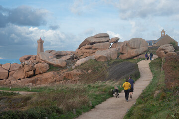 Personnes qui se promènent sur la Côte de granit rose en Bretagne