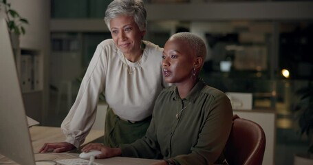 Leinwandbilder - Night, computer and women with advice, business people and teamwork with deadline, review article and cooperation. Mentor, coaching and employees with pc, internet and research for magazine editing