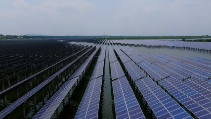 Canvas Print - Photovoltaic panels in water，solar power plant