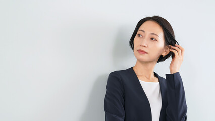 Aufkleber - 髪をかきあげる女性ビジネスパーソン