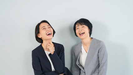 Aufkleber - 笑顔の二人の女性ビジネスパーソン