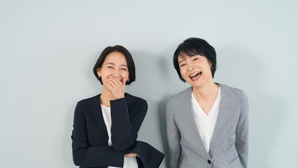 Aufkleber - 笑顔の二人の女性ビジネスパーソン