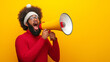 © www.freund-foto.de - Charismatischer Mann mit Afro ruft ins Megafon. Witzige Werbung, gelber Hintergrund. Energiegeladenes Marketing, Comedy. Kreative Kampagne