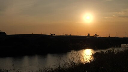 Wall Mural - 夕焼けの大和川沿いと橋を渡る車